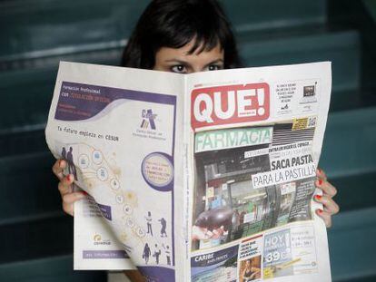 Una joven lee el ejemplar de hoy del diario &#039;Qu&eacute;!&#039;. 