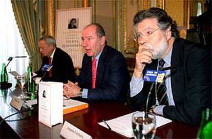 Carlos Solchaga, Rodrigo Rato y Joaquín Estefanía, ayer durante la presentación del libro de este último.