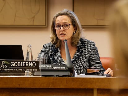 La vicepresidenta primera del Gobierno y ministra de Asuntos Económicos, Nadia Calviño, en la Comisión de Asuntos Económicos en el Congreso de los Diputados.