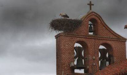 Nido de cigüeñas en la iglesia de Valdepiélagos.