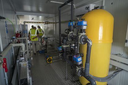 Tanque de depuración con carbón activo (derecha) y reactor de limpieza con luz ultravioleta (izquierda) instalados en el laboratorio de la EDAR de Almendralejo.