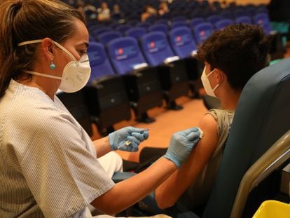 Una sanitaria vacuna a un menor contra el coronavirus en el Hospital Gregorio Marañón, en Madrid.