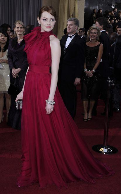 Emma Stone llega a la ceremonia de entrega los premios Oscar con un vestido de Giambattista Valli.