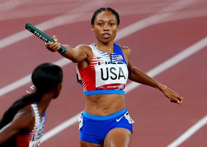 Allyson Felix entrega el testigo a su compañera durante la final de los 4x400, en la que ganaron oro.