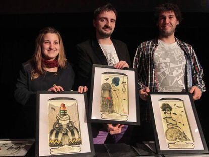 El director del certamen, Josemi Beltran, (centro) junto a dos miembros del jurado en la presentaci&oacute;n del palmar&eacute;s de premios.