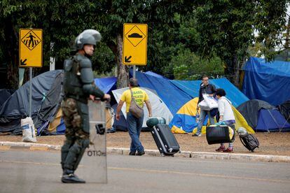 Seguidores de Jair Bolsonaro abandonan el campamento.