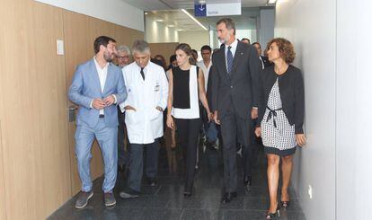 Los Reyes y la ministra de Sanidad durante su visita al Hospital de la Santa Creu i Sant Pau.