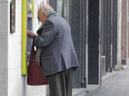 La banca lanza servicios para limitar las salidas de los mayores