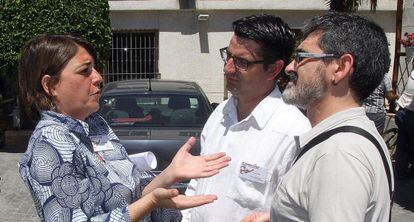 Elena Cort&eacute;s conversa con Pedro Garc&iacute;a (con camisa blanca) y otro militante de IU ayer en C&oacute;rdoba.