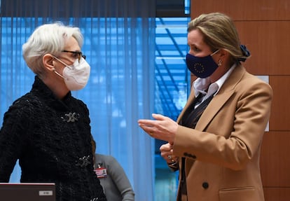 À esquerda, a subsecretária de Estado dos EUA, Wendy Sherman, com a presidente do Comitê de Política de Segurança, Delphine Pronk.