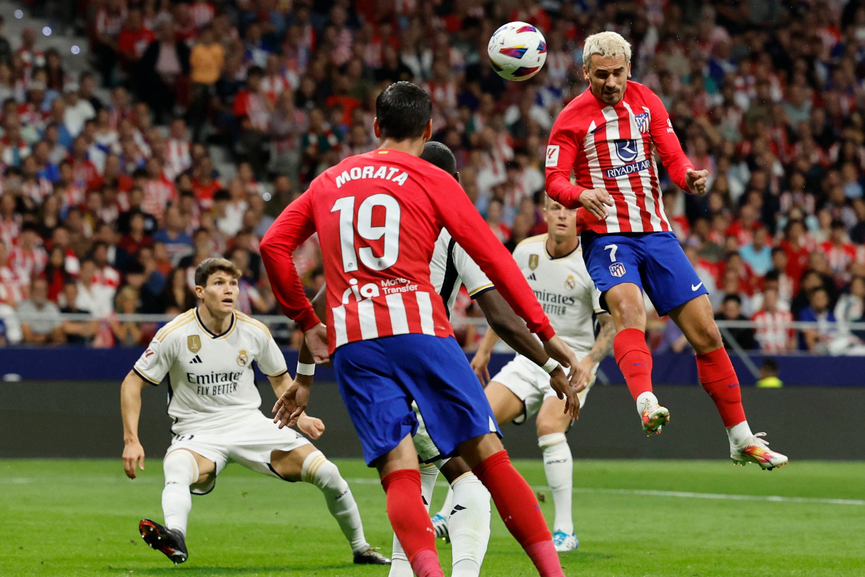 Antoine Griezmann marca de cabeza el segundo tanto del Atlético.