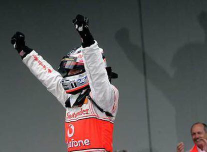 Fernando Alonso celebra su último triunfo en el Mundial de F-1 en el Gran Premio de Alemania mientras Ron Dennis le aplaude.