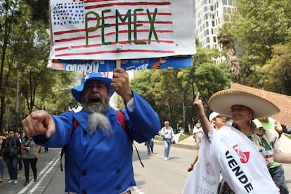 Un hombre disfrazado de Tío Sam recorre las calles de la Ciudad de México en protesta por la reforma energética.