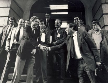 El político vasco estrecha la mano a José Barrionuevo, entonces ministro de Interior, a las puertas del Congreso de los Diputados, el 10 de diciembre de 1985.