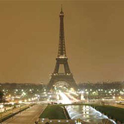 La torre Eiffel de París, minutos antes de la hora fijada para el apagón, a la izquierda, y ya sin iluminación entre las 19.55 y las 20.00.
