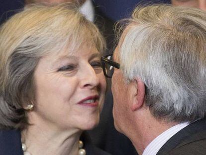 La primera ministra británica, Theresa May, saluda al presidente de la Comisión Europea, Jean-Claude Juncker, en una cumbre europea en Bruselas.