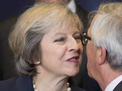 La primera ministra brit&aacute;nica, Theresa May, saluda al presidente de la Comisi&oacute;n Europea, Jean-Claude Juncker, en una cumbre europea en Bruselas.
