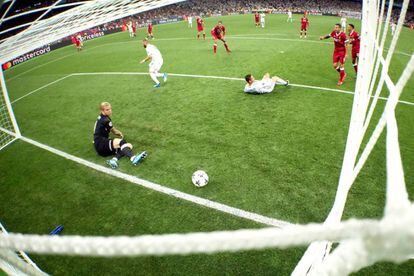 Karim Benzema marca el primer gol del partido que fue anulado por fuera de juego.