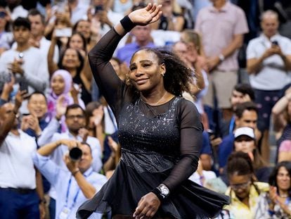 Serena Williams se despide de los aficionados de la pista Arthur Ashe de Nueva York.
