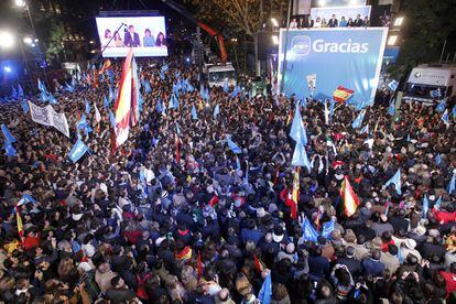 Mariano Rajoy celebra en la sede popular de Génova, Madrid, con miles de militantes y simpatizantes su victoria electoral con mayoría absoluta el 20 de noviembre de 2011