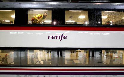 Un tren de cercan&iacute;as en la estaci&oacute;n de Atocha.