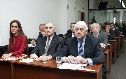 El expresidente Fernando de la R&uacute;a (en el centro), ante el tribunal ayer en Buenos Aires.