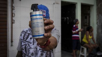 Un vecino de Paraisópolis, en São Paulo, muestra la lata de una granada Condor usada durante un operativo policial. La empresa brasileña Condor es una de las mayores exportadoras de armas “no letales” de toda América Latina.