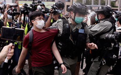 Un policía arresta a un hombre durante una protesta contra el Gobierno, el pasado 10 de mayo, en Hong Kong.