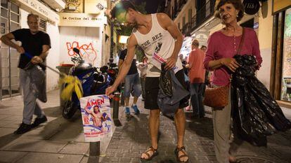 Vecinos limpian de carteles el barrio de Chueca.