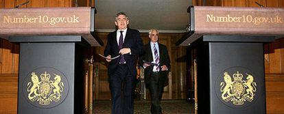Gordon Brown, delante de Alistair Darling, ayer en la presentación del nuevo plan de rescate bancario.