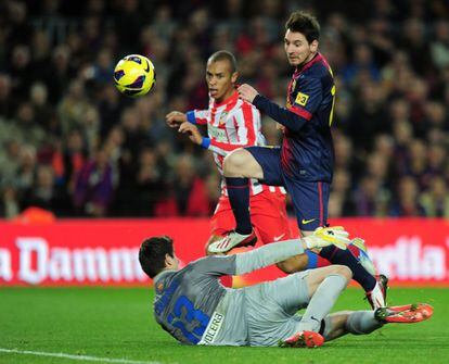 Messi marca ante Courtois, del Atlético.