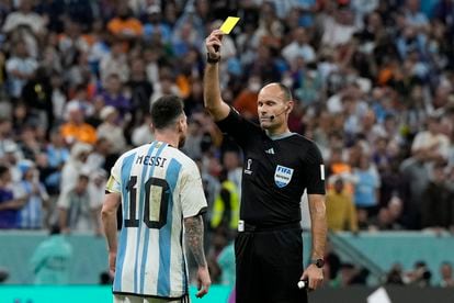 Mateu Lahoz amonesta a Messi durante el Argentina-Países Bajos.