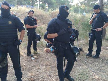 Els antidisturbis detenen una de les veïnes. 