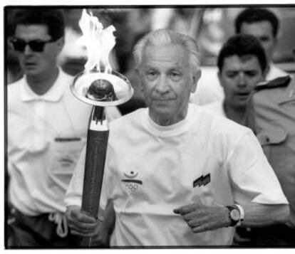 Juan Antonio Samaranch, president de el Comité Olímpico Internacional (COI), porta la torxa olímpica dels Jocs Olímpics de Barcelona 1992.