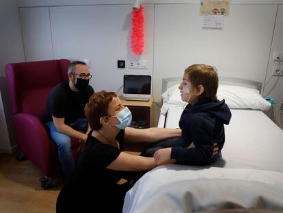 Oleguer, de 12 años, en su habitación de la Casa Sofía junto a sus padres.