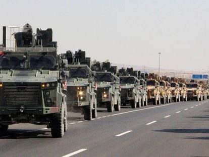 Convoy militar turco cerca de la frontera turcosiria, este miércoles. 