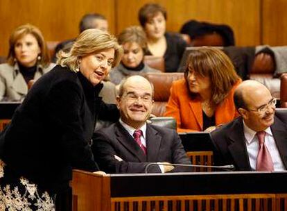 La diputada Clara Aguilera pidió hacerse una foto con Manuel Chaves en el último pleno de la legislatura.