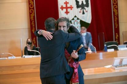 Aitor Retolaza se abraza a su predecesor como alcalde de Alcobendas, y socio de gobierno, Rafael Sánchez Acera.
