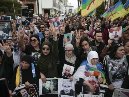 Manifestantes con banderas amazíes piden en Rabat la liberación de los presos del Rif, este domingo 21 de abril.