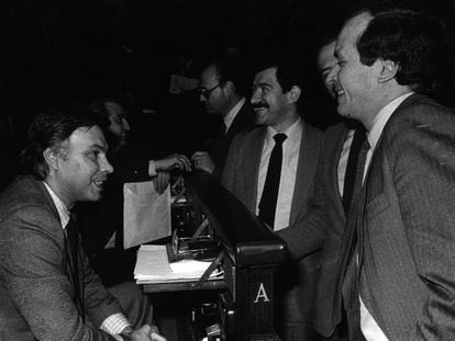 Felipe González (izquierda) y José María Maravall (derecha), en el Congreso de los Diputados en un debate sobre la LODE (Ley Orgánica de Derecho a la Educación), en abril de 1984.