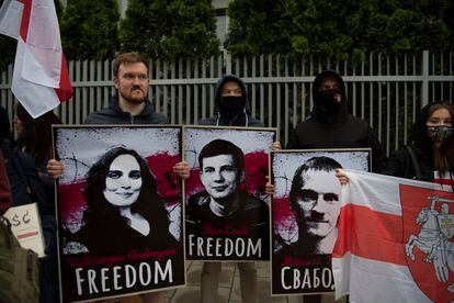 Protesta contra Lukashenko y para exigir la libertad de los presos políticos en Bielorrusia, este martes en Varsovia (Polonia). 
