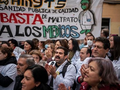 Decenas de médicos de familia y pediatras de Madrid se manifestaban delante del centro de salud Palma Norte, en el distrito de Centro, el 25 de noviembre.