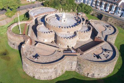 Vista aérea de castillo de Deal, mandado construir por el rey Enrique VIII, diseñado con la forma de la rosa de los Tudor.