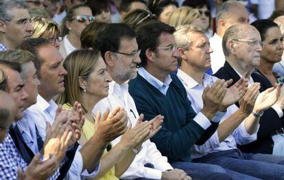 Rajoy, flanqueado por Ana Pastor y Alberto N&uacute;&ntilde;ez Feij&oacute;o, este s&aacute;bado.