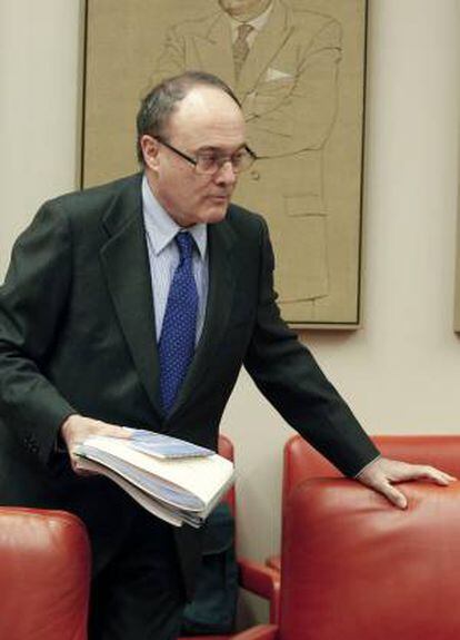 El gobernador del Banco de España, Luis M. Linde, llega a la Comisión de Economía y Competitividad del Congreso de los Diputados donde hoy ha comparecido para presentar el Informe Anual del Banco de España 2012.