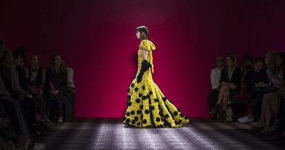 Hoy se ha presentado en la place Vendôme de París la segunda colección de alta costura de la renacida casa Schiaparelli. El italiano Marco Zanini es el director creativo de una firma emblemática de la historia de la moda, célebre por la estrecha relación de su fundadora con el movimiento surrealista.