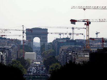 Grúas de construcción alrededor del Arco del Triunfo de París, en una imagen de 2020.