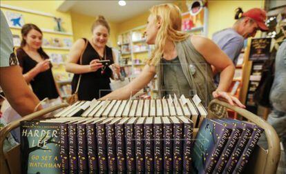 Compradores recogen ejemplares a la venta de la nueva novela de Harper Lee 'Ve y pon un centinela' en la librería Little Shop of Stories en Decatur (Georgia).