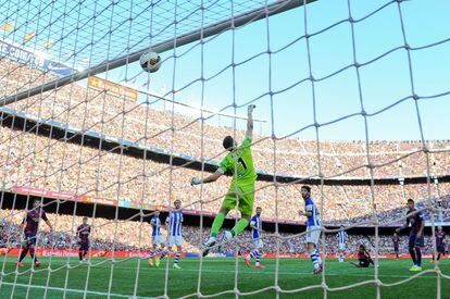 Pedro marca de chilena el segundo gol del Barça