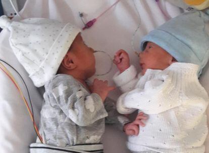 Daniel, con gorrito blanco, y su hermano Matías al mes de nacer. Ambos son prematuros, nacieron en la semana 32 de gestación.